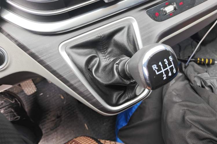 Used Iveco Fidato 2025 C30 Passenger Van 2.0T 93kW Manual – Xingtu Edition Gear Lever