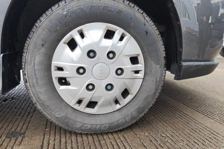 Used Iveco Fidato 2025 C30 Passenger Van 2.0T 93kW Manual – Xingtu Edition Right Front Wheel Hub