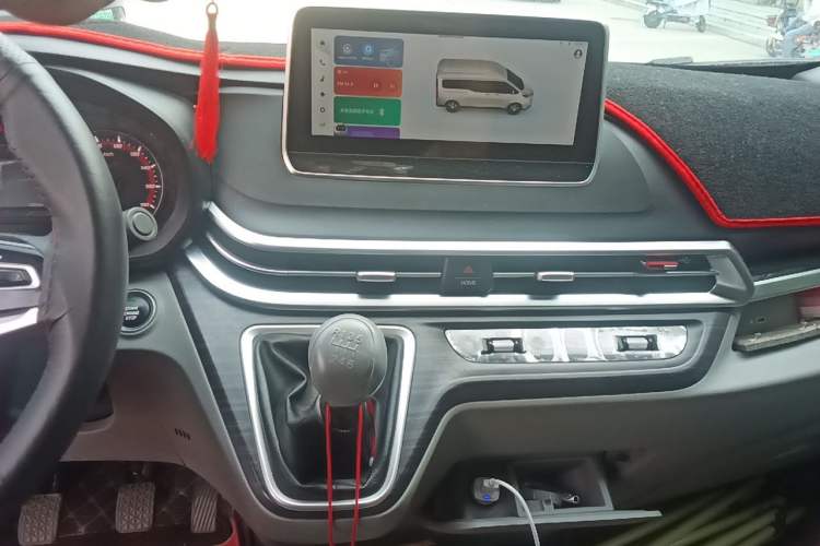 Used Iveco Fidato 2025 C33 Passenger Van 2.0T 93kW Manual – Xingtu Edition Audio And AC Panel