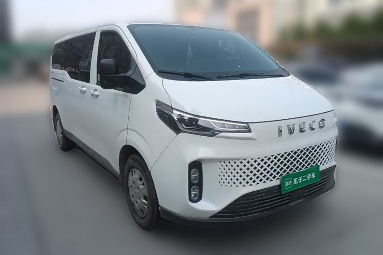 Used Iveco Fidato 2025 C33 Passenger Van 2.0T 93kW Manual – Xingtu Edition Front Right 45 Deg