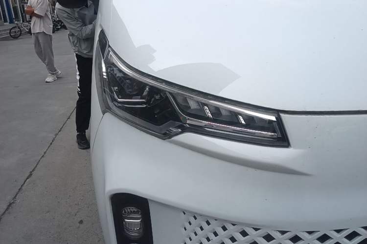 Used Iveco Fidato 2025 C33 Passenger Van 2.0T 93kW Manual – Xingtu Edition Right Front Headlight