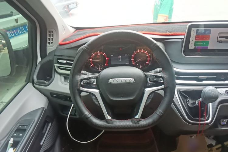 Used Iveco Fidato 2025 C33 Passenger Van 2.0T 93kW Manual – Xingtu Edition Steering Wheel
