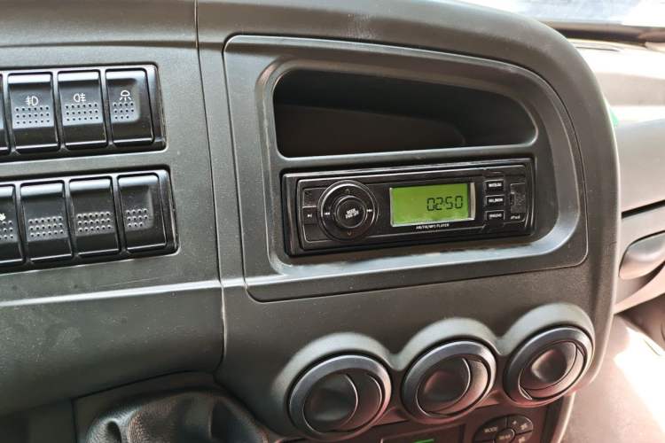 Used Iveco Power Daily 2012 2.5T-A32 Base Version Audio And AC Panel