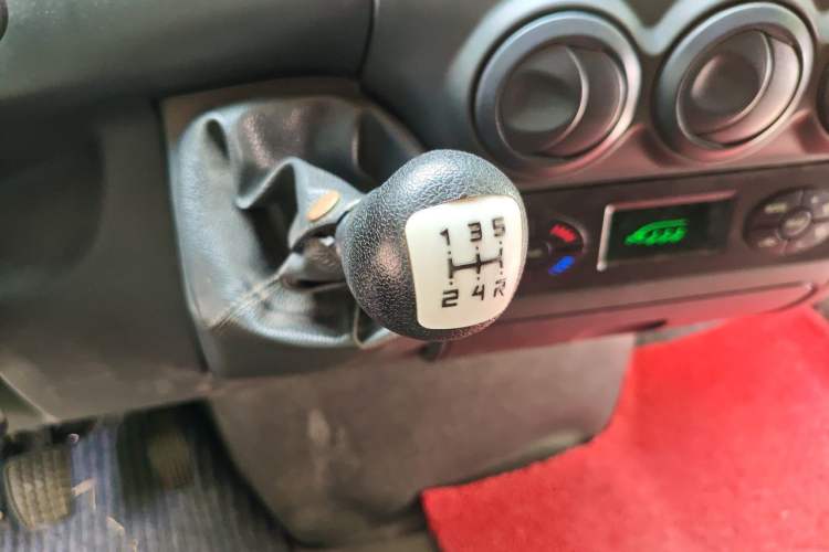 Used Iveco Power Daily 2012 2.5T-A32 Base Version Gear Lever