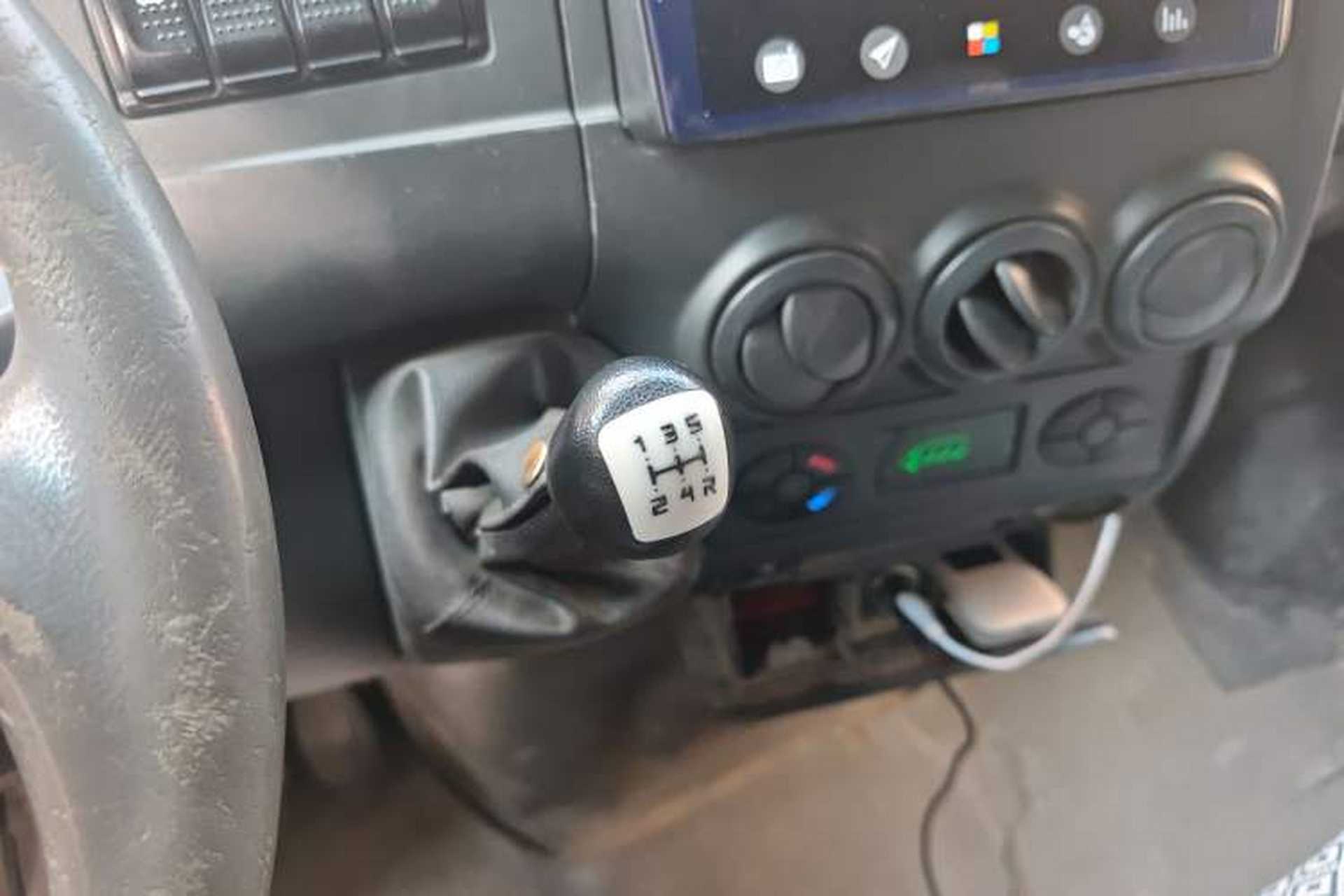 Used Iveco Power Daily 2012 2.5T-A32 Base Version Gear Lever