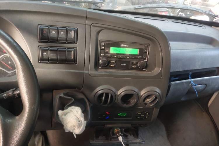 Used Iveco Power Daily 2012 2.5T-A32 Base Version Audio And AC Panel