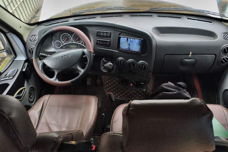 Used Iveco Power Daily 2012 2.5T-A32 Base Version Center Console