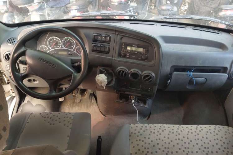 Used Iveco Power Daily 2012 2.5T-A32 Base Version Center Console