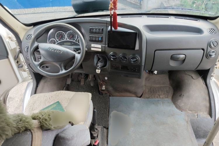 Used Iveco Power Daily 2012 2.5T-A32 Base Version Center Console
