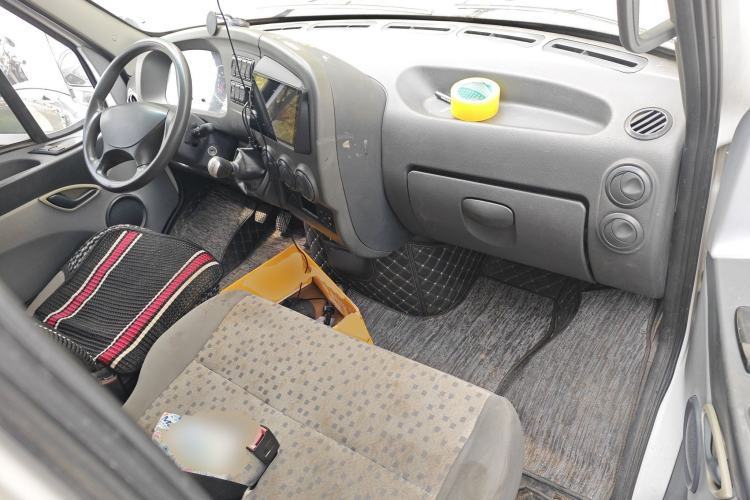 Used Iveco Power Daily 2012 2.5T-A32 Base Version Center Console