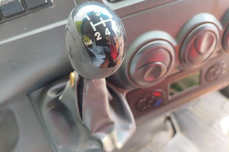 Used Iveco Power Daily 2012 2.5T-A32 Base Version Gear Lever