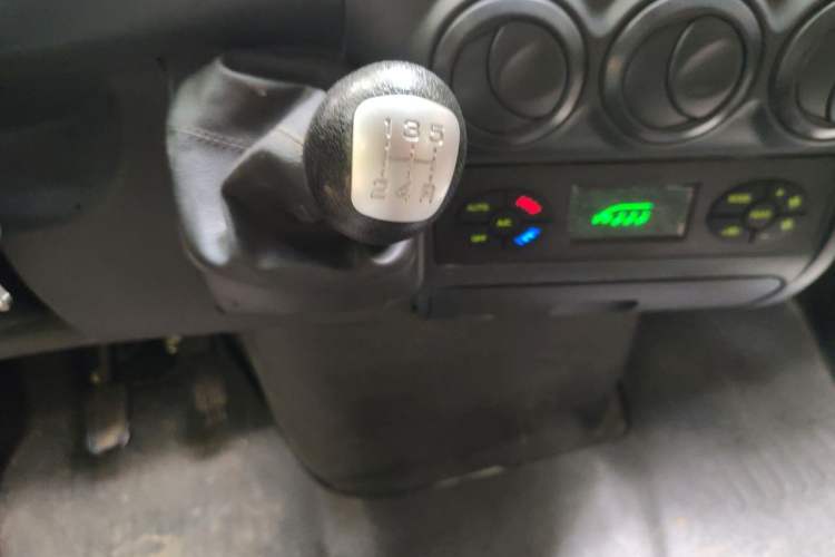 Used Iveco Power Daily 2012 2.5T-A32 Base Version Gear Lever