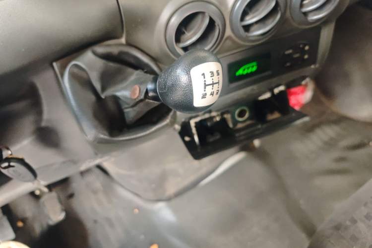 Used Iveco Power Daily 2012 2.5T-A32 Base Version Gear Lever