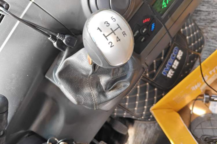 Used Iveco Power Daily 2012 2.5T-A32 Base Version Gear Lever