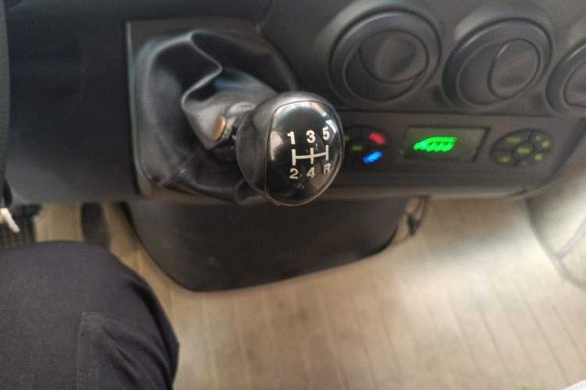 Used Iveco Power Daily 2012 2.5T-A32 Base Version Gear Lever