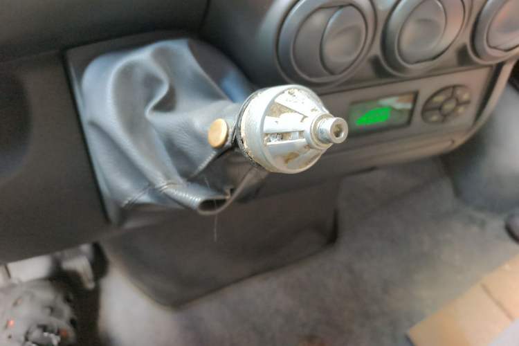 Used Iveco Power Daily 2012 2.5T-A32 Base Version Gear Lever