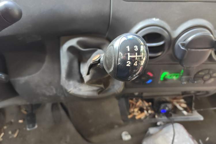 Used Iveco Power Daily 2012 2.5T-A32 Base Version Gear Lever