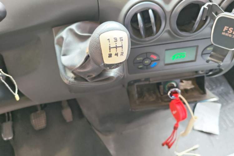 Used Iveco Power Daily 2012 2.5T-A32 Base Version Gear Lever