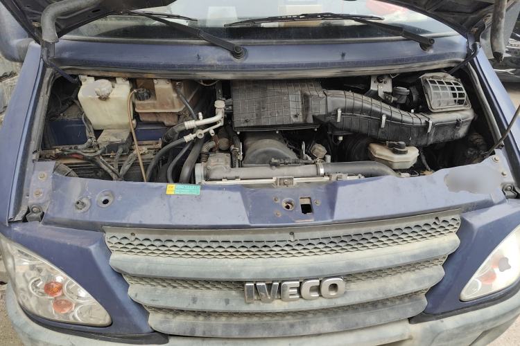 Used Iveco Power Daily 2013 2.8T-V36 Box Truck Engine Bay