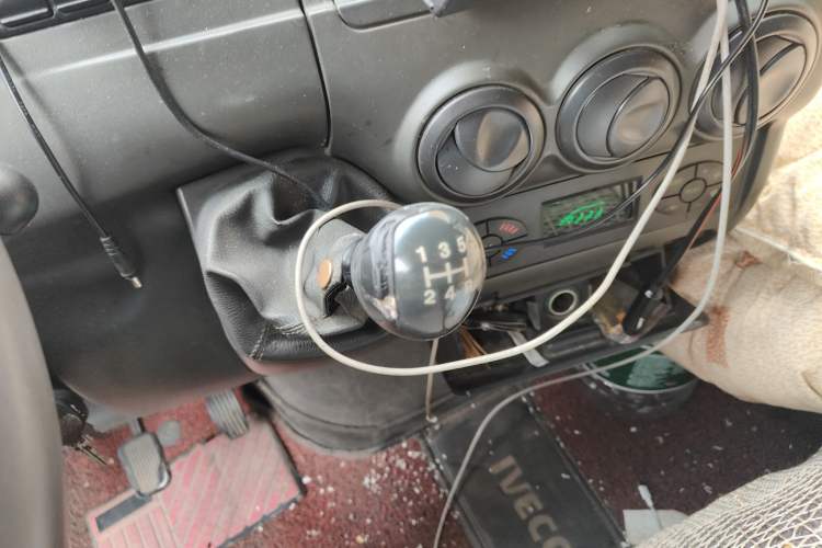 Used Iveco Power Daily 2013 2.8T-V36 Box Truck Gear Lever