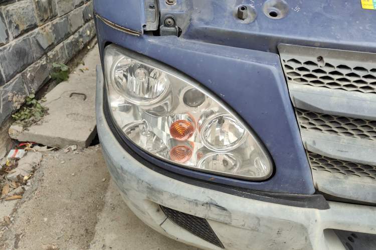 Used Iveco Power Daily 2013 2.8T-V36 Box Truck Right Front Headlight