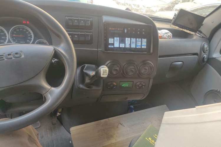 Used Iveco Power Daily 2013 3.0T-V39 Low-Roof Box Truck F1C Audio And AC Panel