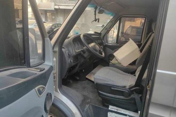 Used Iveco Power Daily 2013 3.0T-V39 Low-Roof Box Truck F1C Driver Seat