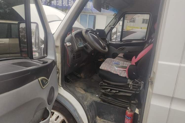 Used Iveco Power Daily 2013 2.5T-V39 Low-Roof Box Truck Driver Seat