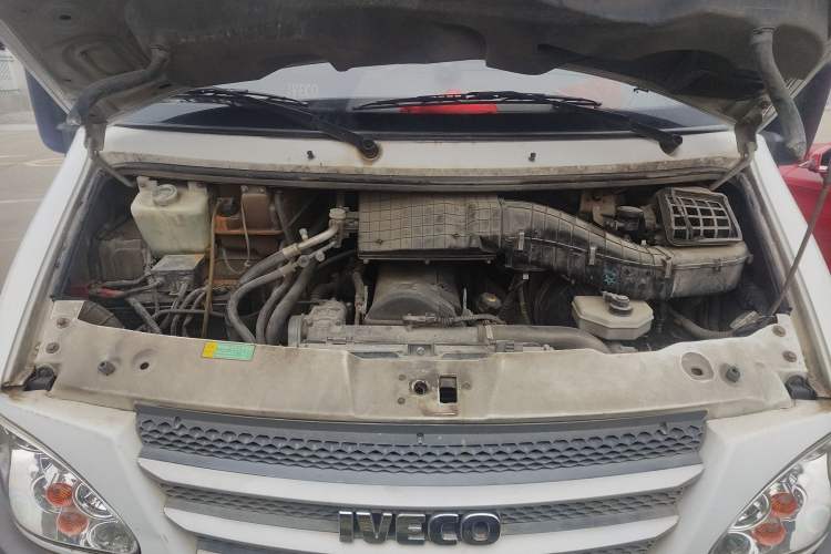 Used Iveco Power Daily 2013 2.5T-V39 Low-Roof Box Truck Engine Bay