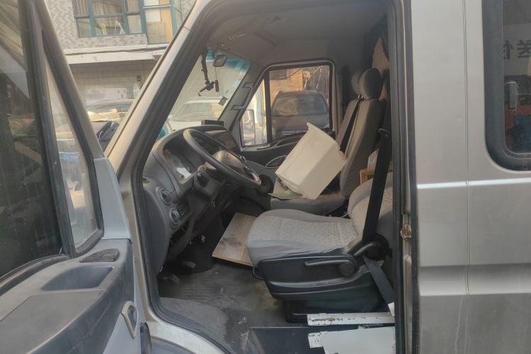 Used Iveco Power Daily 2013 3.0T-V39 Low-Roof Box Truck F1C Left Front Seat