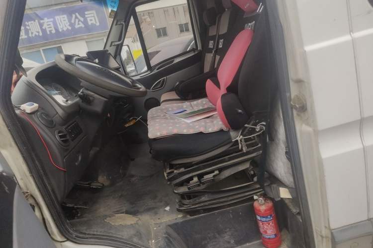 Used Iveco Power Daily 2013 2.5T-V39 Low-Roof Box Truck Left Front Seat