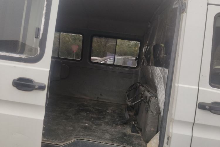 Used Iveco Power Daily 2013 2.5T-V39 Low-Roof Box Truck Left Rear Seat