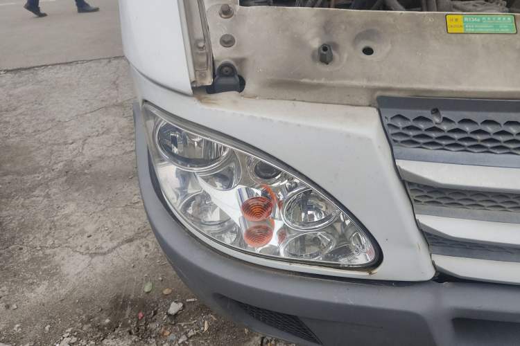 Used Iveco Power Daily 2013 2.5T-V39 Low-Roof Box Truck Right Front Headlight