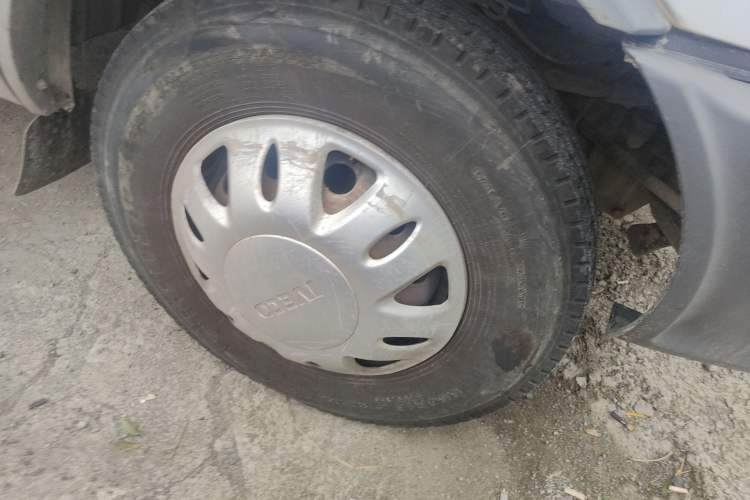 Used Iveco Power Daily 2013 2.5T-V39 Low-Roof Box Truck Right Front Wheel Hub