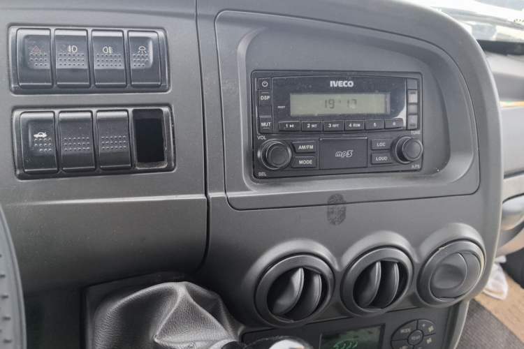 Used Iveco Power Daily 2013 2.5T-V39 Box Truck High Roof Audio And AC Panel