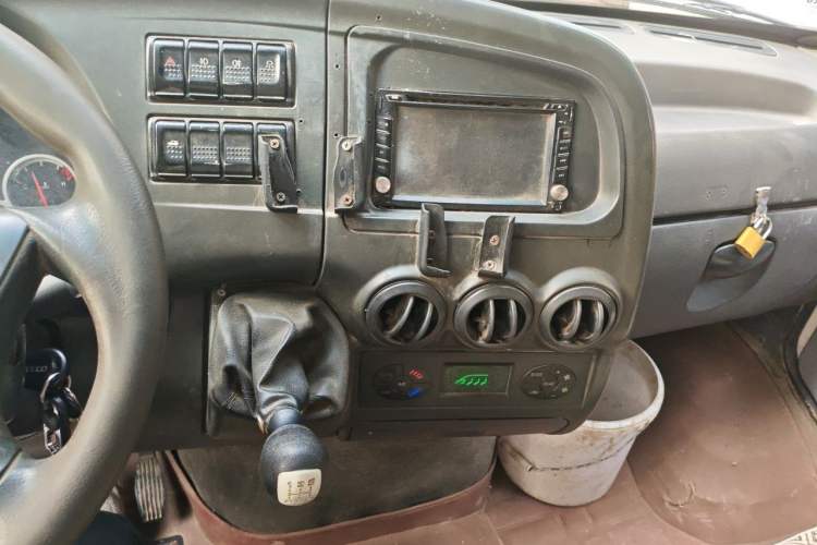 Used Iveco Power Daily 2013 2.5T-A37 Dual-Purpose High-Roof Van Audio And AC Panel