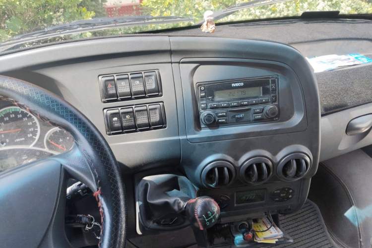 Used Iveco Power Daily 2013 3.0T-A37 Dual-Purpose Low-Roof F1C Van Audio And AC Panel