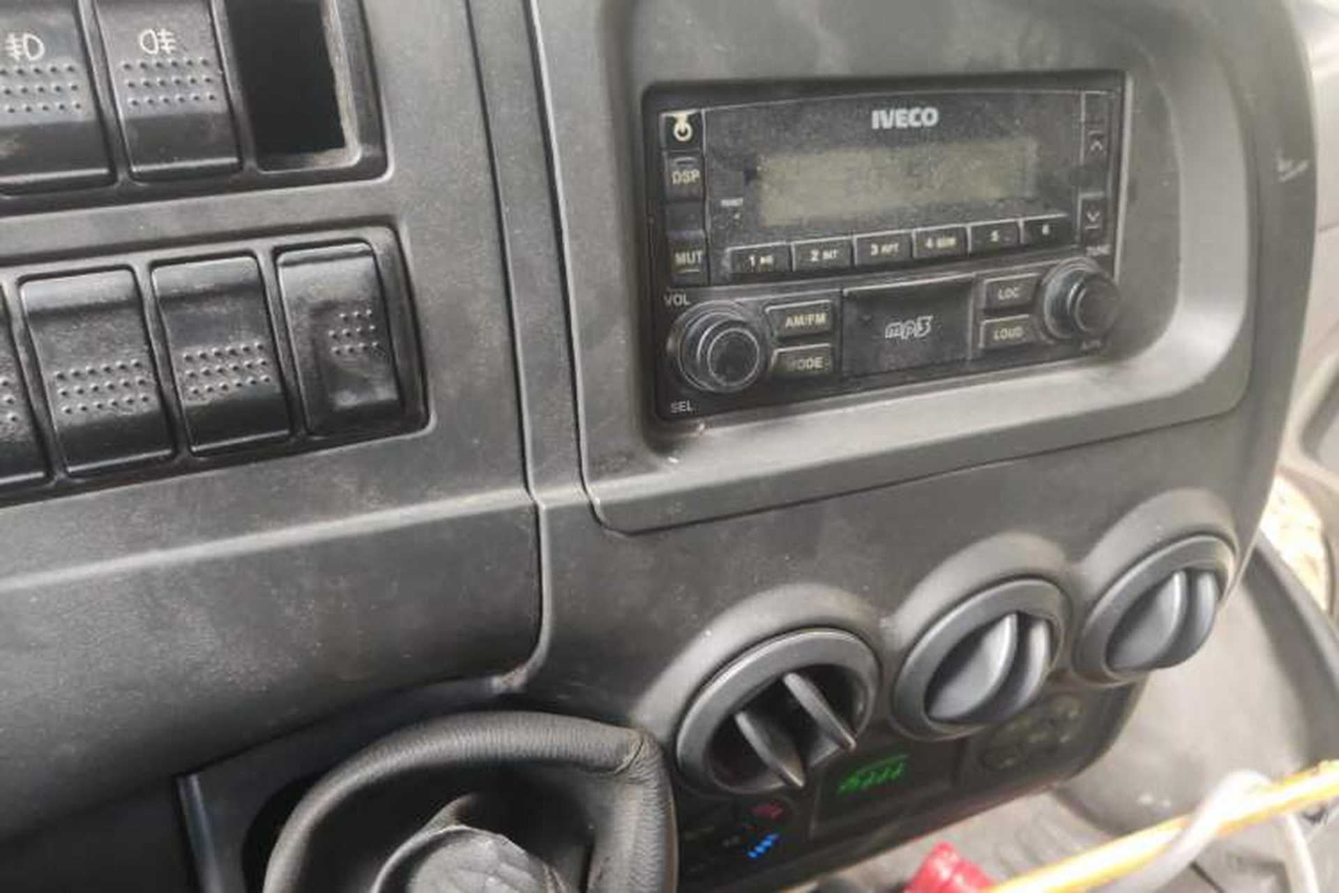 Used Iveco Power Daily 2013 2.5T-V39 Low-Roof Box Truck Audio And AC Panel