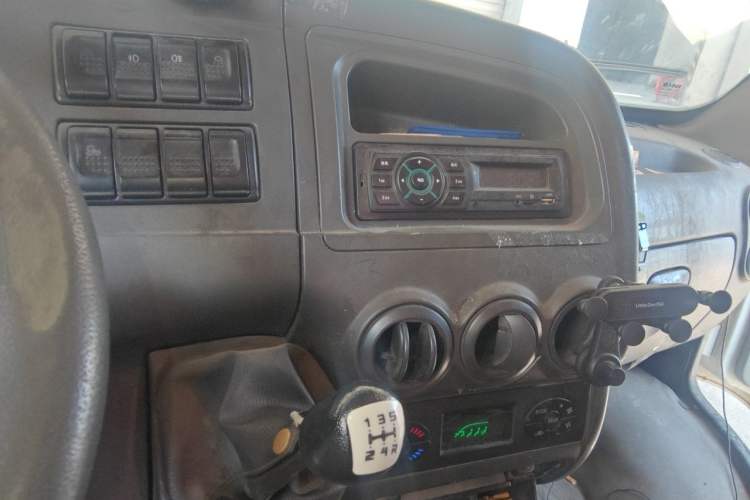 Used Iveco Power Daily 2013 2.5T-A37 Dual-Purpose High-Roof Van Audio And AC Panel
