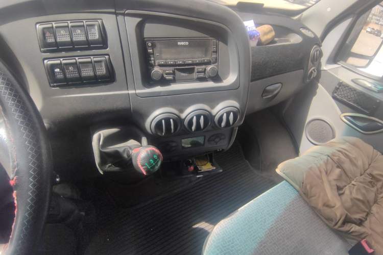 Used Iveco Power Daily 2013 3.0T-A37 Dual-Purpose Low-Roof F1C Van Audio And AC Panel