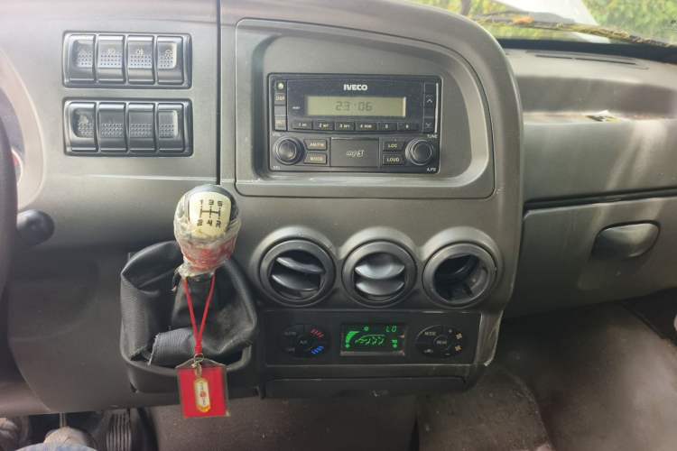 Used Iveco Power Daily 2013 2.5T-V39 Box Truck High Roof Audio And AC Panel