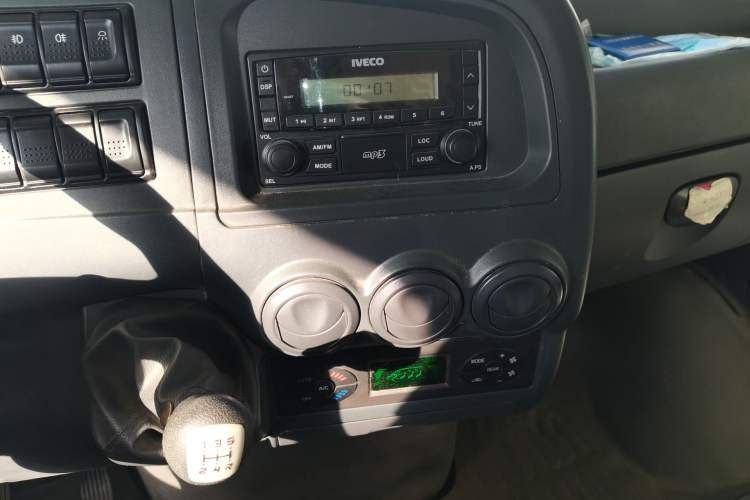 Used Iveco Power Daily 2013 2.5T-A37 Dual-Purpose High-Roof Van Audio And AC Panel