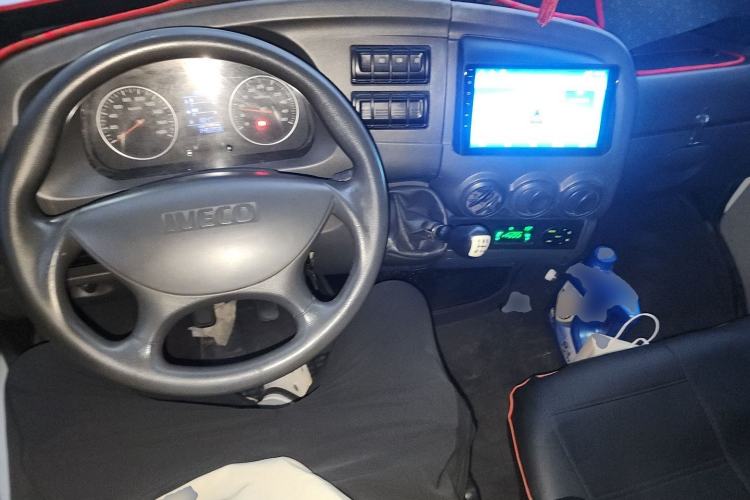 Used Iveco Power Daily 2013 2.8T-A36 Dual-Purpose Passenger and Cargo Vehicle Center Console