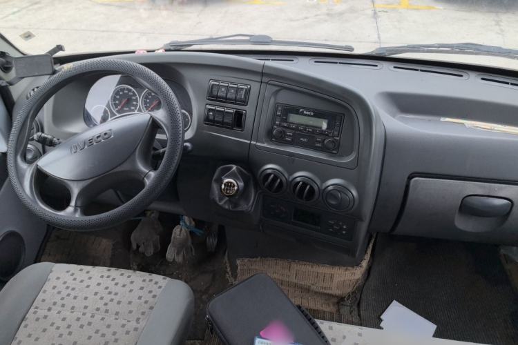 Used Iveco Power Daily 2013 2.5T-V39 Box Truck High Roof Center Console