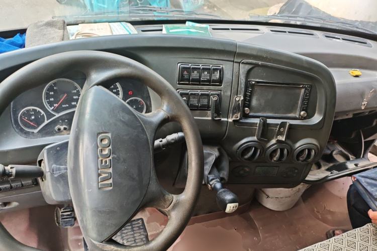 Used Iveco Power Daily 2013 2.5T-A37 Dual-Purpose High-Roof Van Center Console