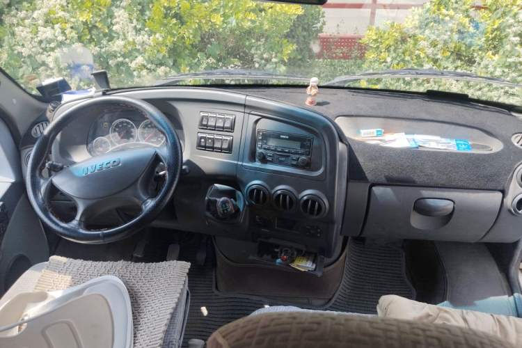 Used Iveco Power Daily 2013 3.0T-A37 Dual-Purpose Low-Roof F1C Van Center Console
