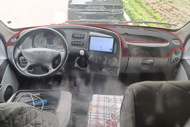 Used Iveco Power Daily 2013 3.0T-V42 Box Truck F1C Center Console
