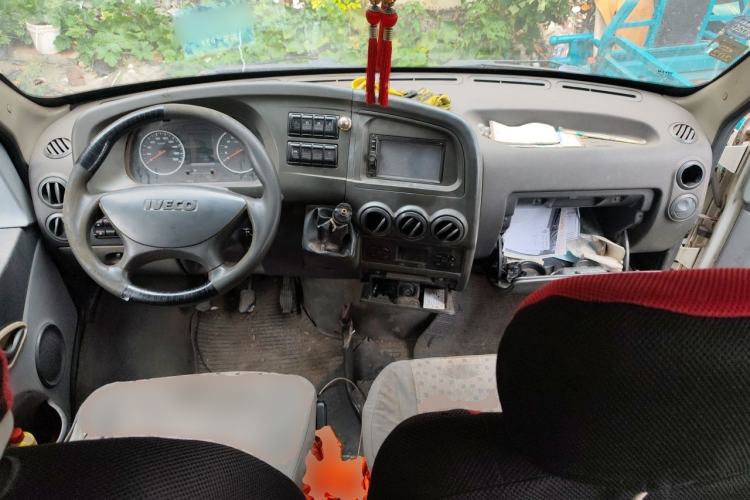 Used Iveco Power Daily 2013 2.5T-A37 Dual-Purpose High-Roof Van Center Console