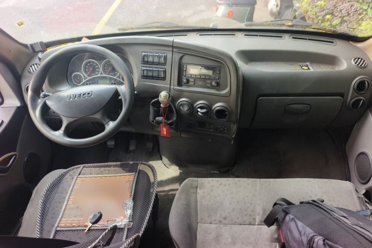 Used Iveco Power Daily 2013 2.5T-V39 Box Truck High Roof Center Console