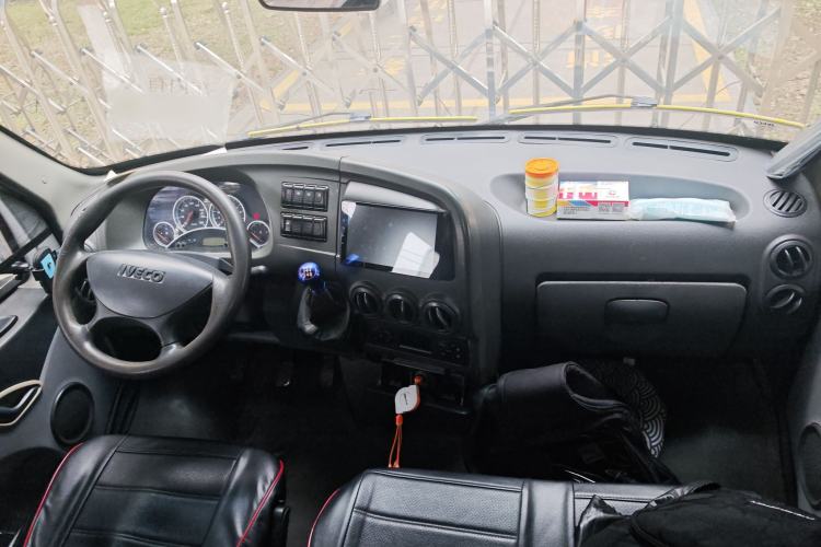 Used Iveco Power Daily 2013 2.5T-V39 Box Truck High Roof Center Console